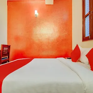 Hotel Oyo Flagship Jhankar Road ***